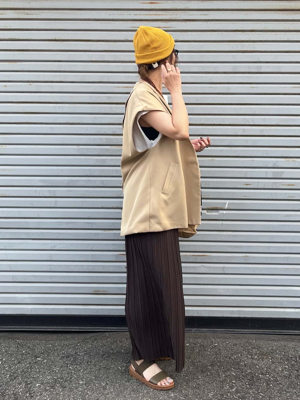 「夏ルックで気分アップ、夏コーデ、プチプラ、サンダル、ニット帽、メガネ女子、ジレ、ロゴT、プリーツパンツ、ワイドパンツ、お出かけコーデ、白Tシャツ」｜「ikkaの軽量ラバーベルトサンダル（サンダル、グリーン系）」を使った、UMiSatoさん（骨格ウェーブ・レディース・163cm）の夏コーディネートの4枚目の写真