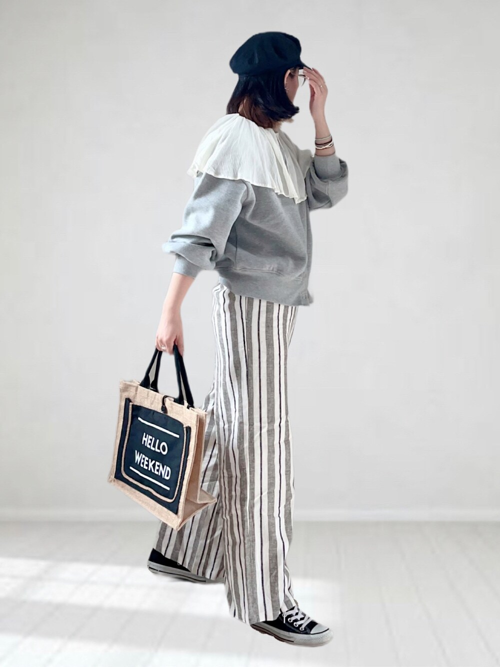 その他のその他パンツ、ホワイト系のTシャツ/カットソー、グレー系のカーディガン/ボレロを着用したレディースの春コーディネートの3枚目の写真