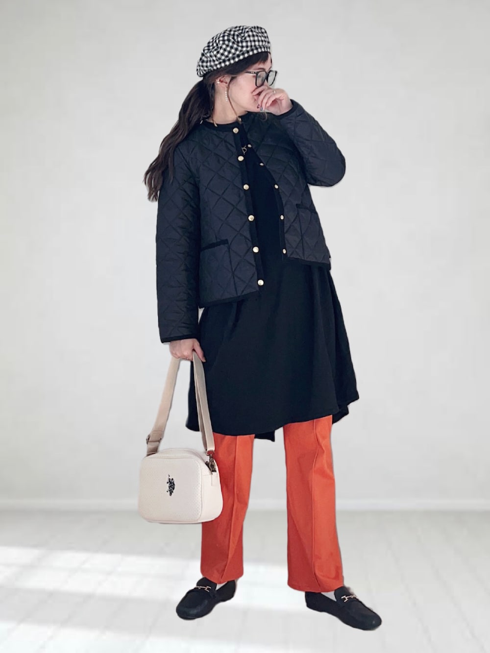 「Traditional Weatherwear、キルティングジャケット、ブルゾン、ベレー帽、秋コーデ、大人カジュアル、シンプルコーデ、メガネ女子、ローファー、プチプラ、カラーパンツ、休日スタイル、きれいめカジュアル、ショルダーバッグ」|「Traditional WeatherwearのARKLEY(ノーカラージャケット、ブラック系)」を使った、UMiSatoさん(レディース・163cm)の秋コーディネートの2枚目の写真