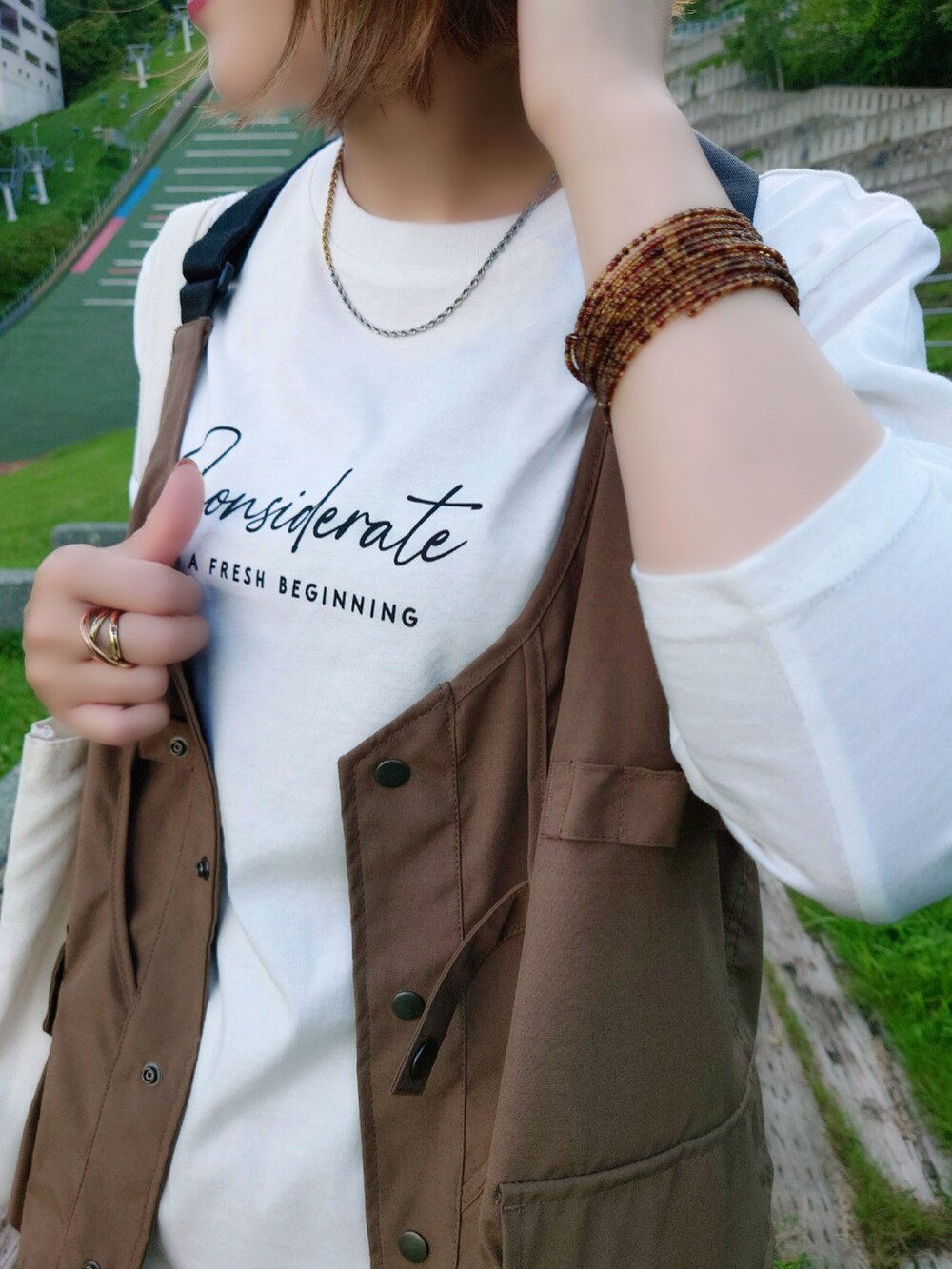 ホワイト系のTシャツ/カットソー、ベージュ系のその他パンツ、ブラウン系のベストを着用したレディースの秋コーディネートの4枚目の写真