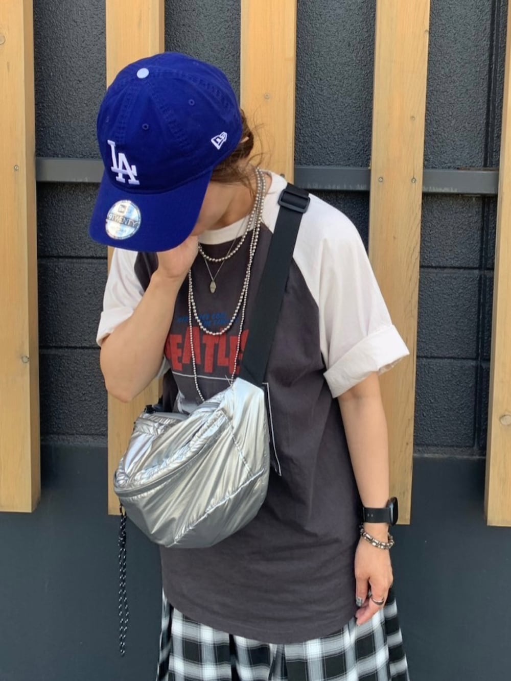 「夏ルックで気分アップ、ニューエラ、NEW ERA、キャップ、キャップ女子、夏コーデ、お出かけコーデ、プチプラ、夏だ！Tシャツ着よう！、バンドT、メガネ女子、大人カジュアル」｜「FOREVER 21の【2024FW】チェックプリーツミディスカート（スカート、グレー系）」を使った、UMiSatoさん（骨格ウェーブ・レディース・163cm）の夏コーディネートの5枚目の写真
