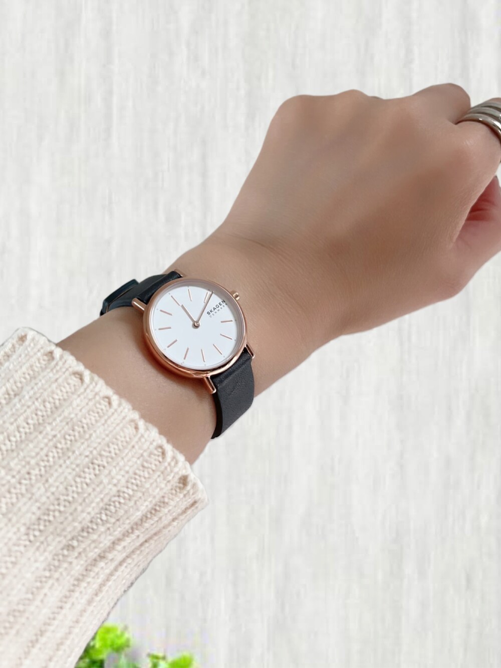 ホワイト系のニット/セーター、パープル系のスカート、ブラック系のボストンバッグを着用したレディースの秋コーディネートの3枚目の写真