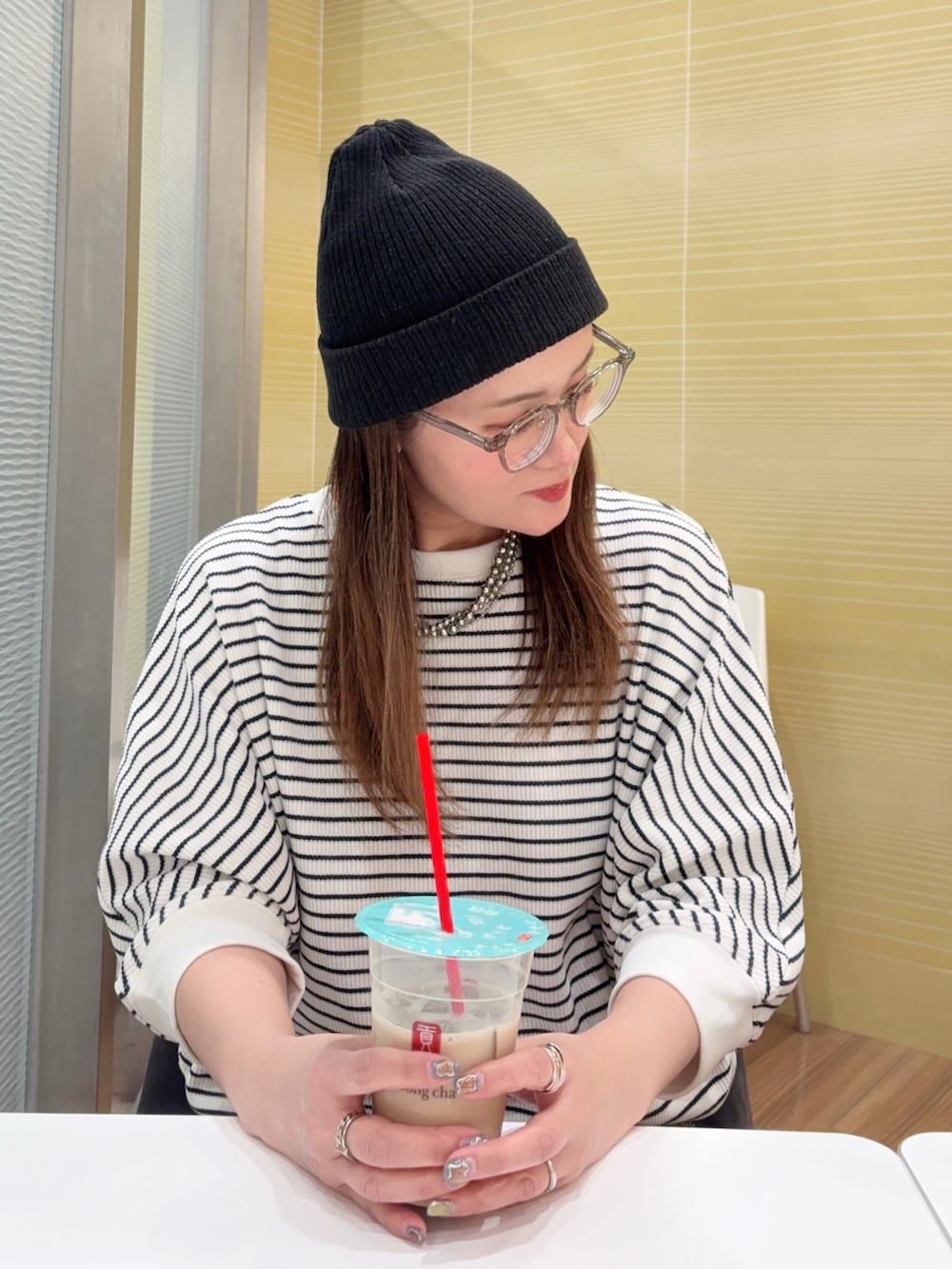 グレー系のブルゾン、その他のTシャツ/カットソー、ピンク系のデニムパンツを着用したレディースの春コーディネートの4枚目の写真