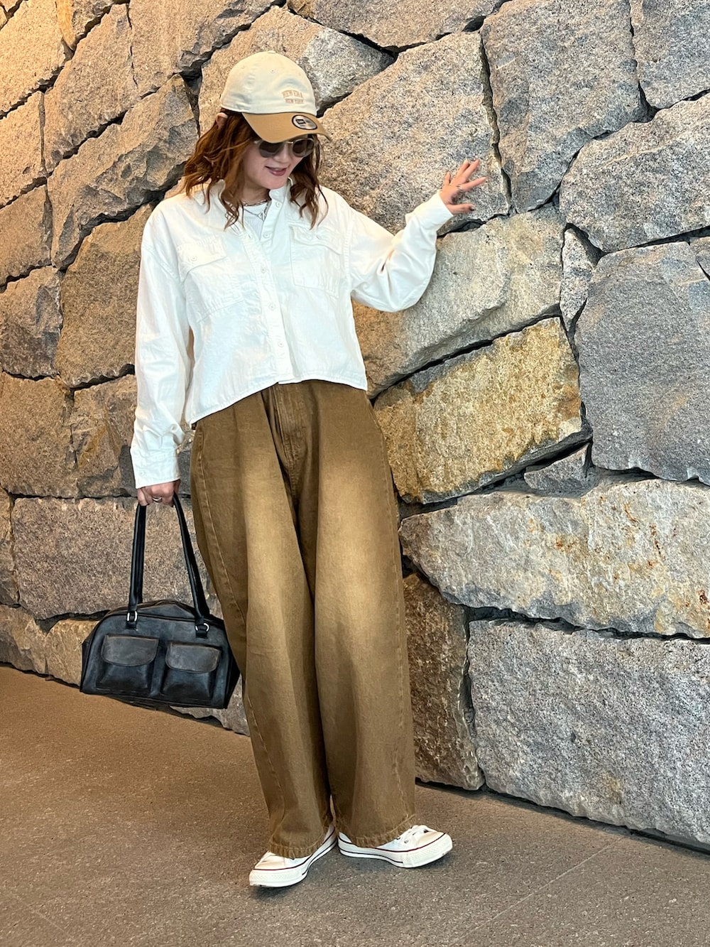 「春コーデ、デニム、カラーパンツ、キャップ、サングラス、スニーカー、デニムシャツ、お出かけコーデ、休日スタイル、メガネ女子、淡色コーデ、バギーパンツ、デニムワイドパンツ、８(eight)」｜「８(eight)のカラーワイドバギーパンツ（デニムパンツ、ブラウン系）」を使った、UMiSatoさん（骨格ウェーブ・レディース・163cm）の春コーディネートの5枚目の写真