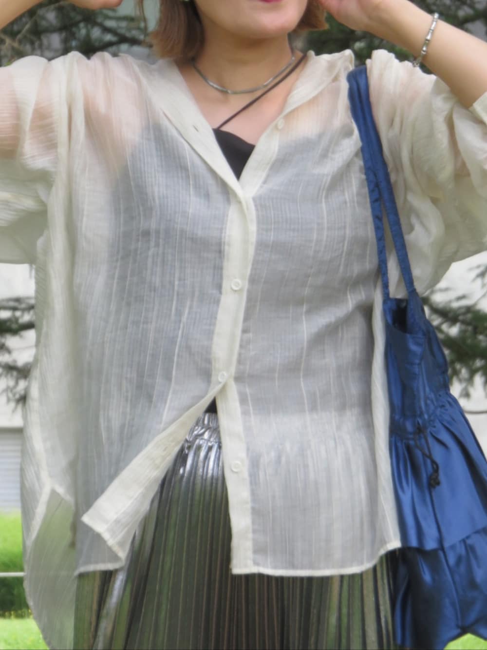 「夏コーデ、シャツスタイル、シアーシャツ、秋服準備はじめました、お出かけコーデ、アツいコーデ全部見せ、きれいめカジュアル、シルバー、プチプラ、シンプルコーデ、スニーカー、厚底シューズ」｜「ikkaのバックシャーリングシアーシャツ（シャツ/ブラウス、ベージュ系）」を使った、UMiSatoさん（レディース・163cm）の夏コーディネートの4枚目の写真