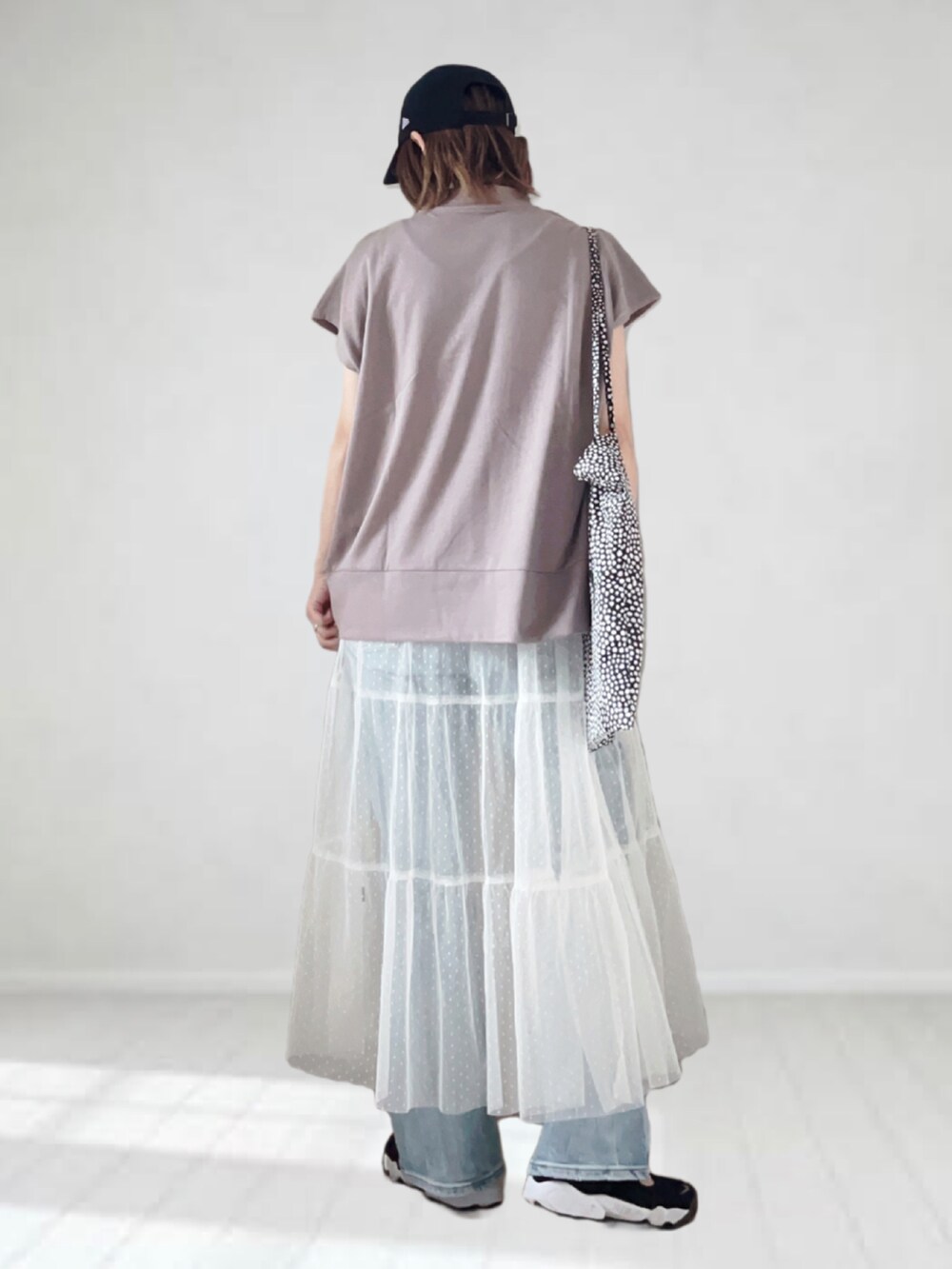 ベージュ系のトップス、ホワイト系のワンピース/ドレス、ブルー系のデニムパンツを着用したレディースの夏コーディネートの3枚目の写真