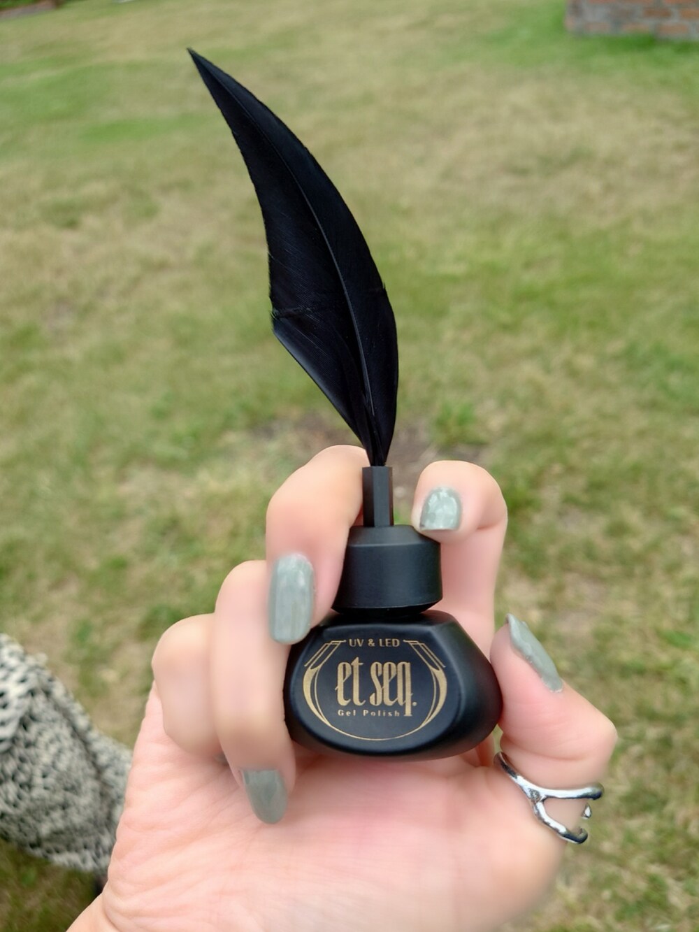 ブラック系のTシャツ/カットソー、ベージュ系のその他パンツ、ベージュ系のベストを着用したレディースの夏コーディネートの2枚目の写真