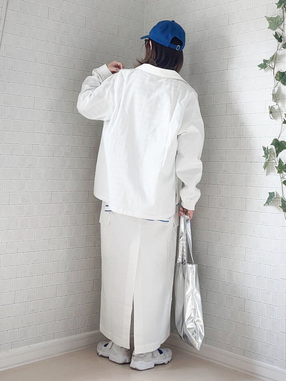 ホワイト系のその他トップス、ホワイト系のスカート、ブルー系のTシャツ/カットソーを着用したレディースの春コーディネートの3枚目の写真