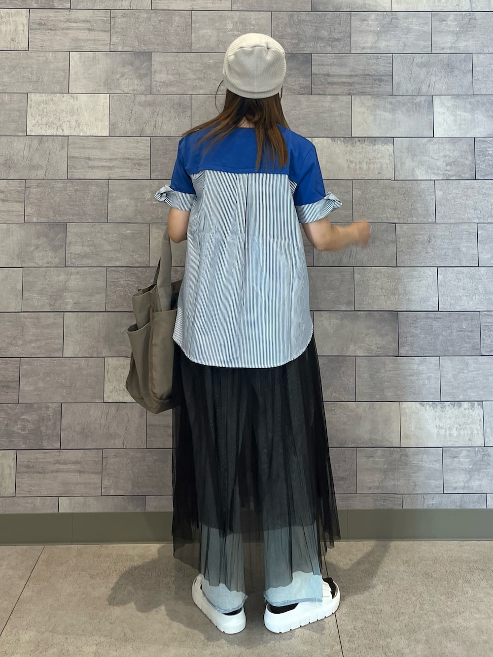 ホワイト系のサンダル、ブルー系のTシャツ/カットソー、ブラウン系のワンピースを着用したレディースの夏コーディネートの2枚目の写真