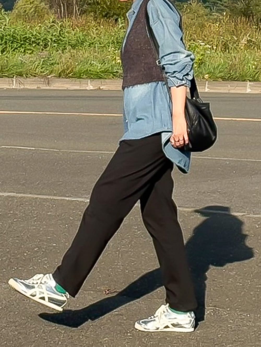 ブラック系のその他パンツ、ブルー系のシャツ/ブラウス、ブラック系のショルダーバッグを着用したレディースの秋コーディネートの2枚目の写真