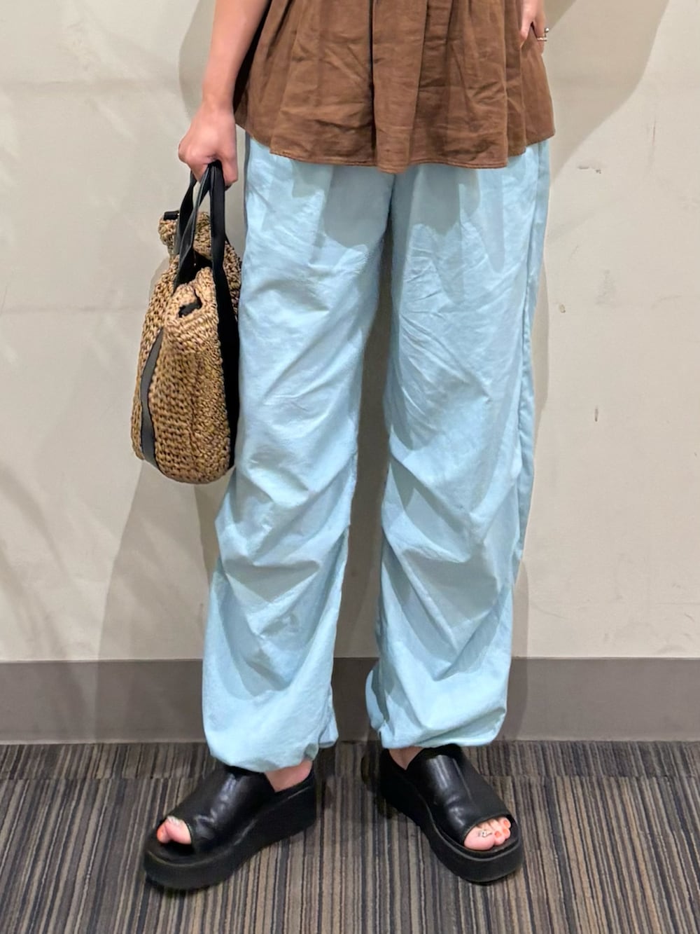 ブルー系のその他パンツ、ブラック系のショルダーバッグ、ブラウン系のキャミソールを着用したレディースの夏コーディネートの5枚目の写真