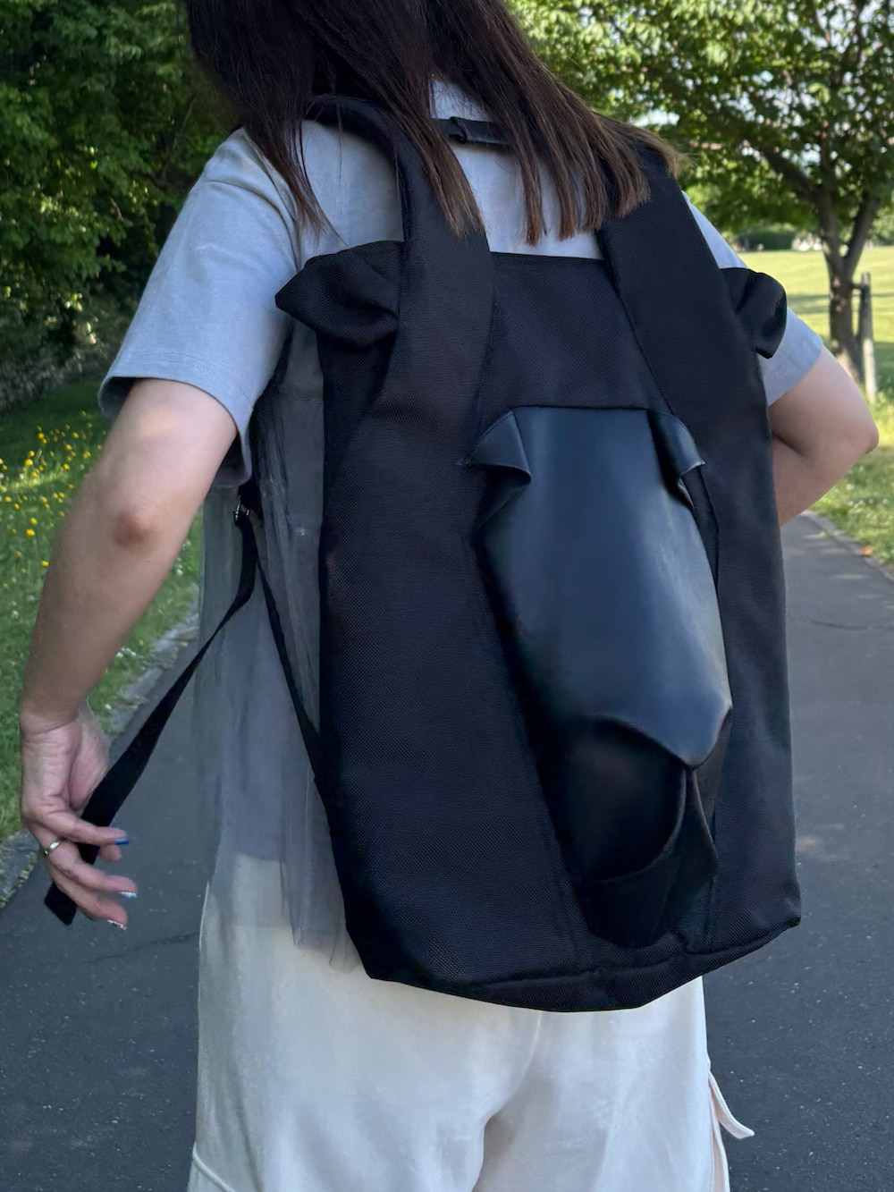 ホワイト系のスニーカー、グレー系のTシャツ/カットソー、ホワイト系のその他パンツを着用したレディースの夏コーディネートの4枚目の写真
