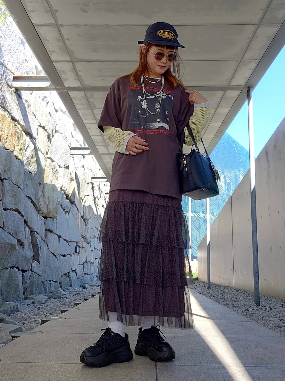 ブラック系のTシャツ/カットソー、その他のスカート、ブラック系のボストンバッグを着用したレディースの秋コーディネートの2枚目の写真