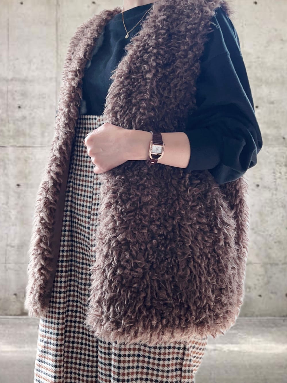「PR、Fossil、秋服まるっと大公開、秋コーデ、バケットハット、ローファー、ファーベスト、ベスト、シンプルコーデ、ブラウン、チェック、サロペット、レイヤードスタイル、お出かけコーデ、きれいめカジュアル」｜「FOSSILのHARWELL ES5264（アナログ腕時計、ブラウン系）」を使った、UMiSatoさん（レディース・163cm）の秋コーディネートの3枚目の写真