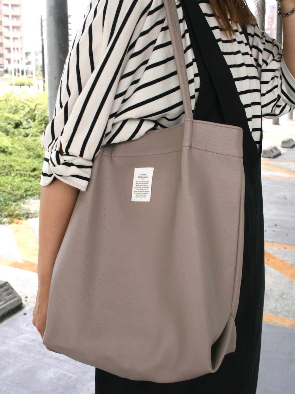 ブラック系のサンダル、その他のTシャツ/カットソー、ベージュ系のトートバッグを着用したレディースの夏コーディネートの4枚目の写真