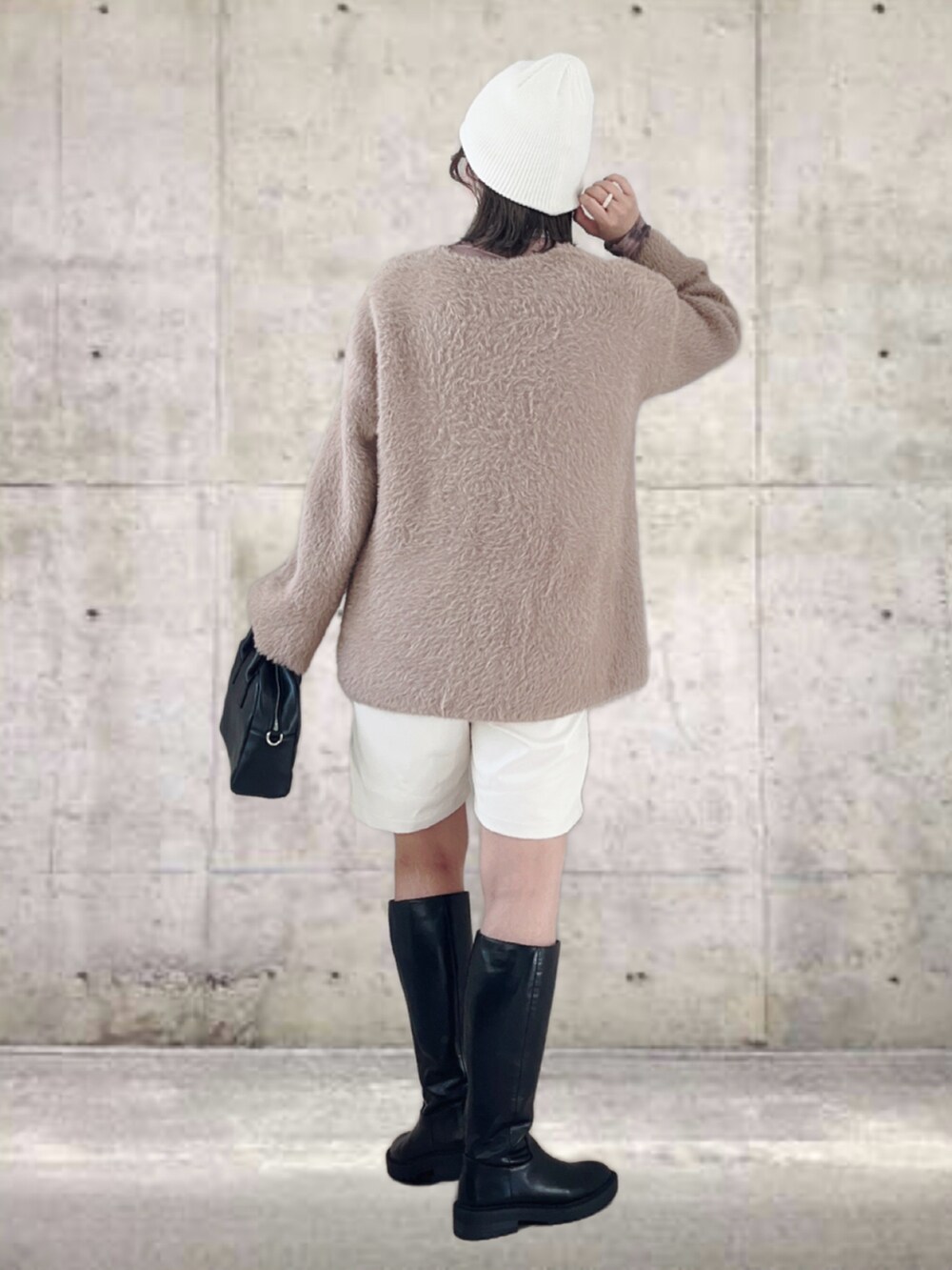 ブラウン系のニット/セーター、グレー系のTシャツ/カットソー、ホワイト系のその他パンツを着用したレディースの冬コーディネートの3枚目の写真