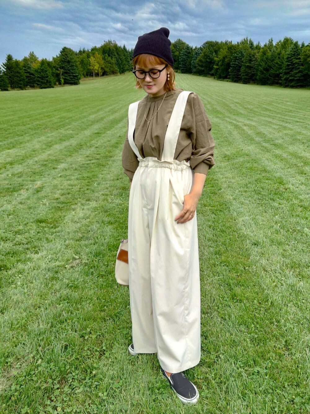 グリーン系のシャツ/ブラウス、ホワイト系のその他パンツ、ホワイト系のハンドバッグを着用したレディースの秋コーディネートの4枚目の写真