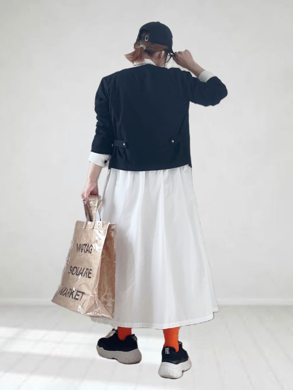 「agnes b.、春コーデ、春服みてみて、カーディガン、モノトーン、厚底シューズ、キャップ、シンプルコーデ、休日スタイル、プチプラ、きれいめカジュアル、トートバッグ、シャツワンピース、スクエアバッグ、メガネ女子」｜「agnes b.のJ000 CARDIGAN LE PETIT カーティガンプレッション（カーディガン/ボレロ、ブラック系）」を使った、UMiSatoさん（レディース・163cm）の春コーディネートの3枚目の写真