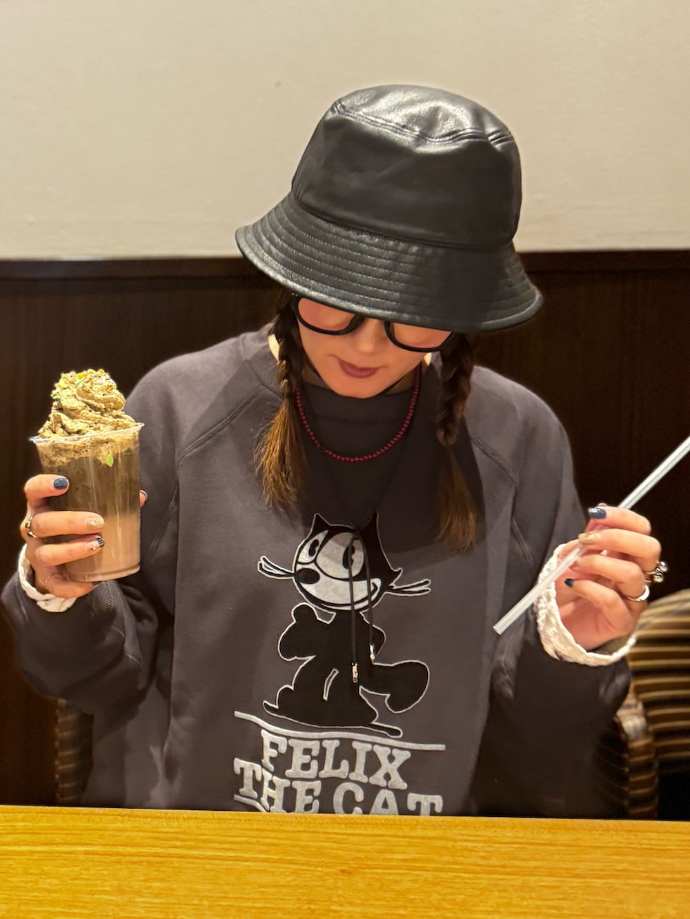 グリーン系のミリタリージャケット、グレー系のスウェット、グレー系のスカートを着用したレディースの冬コーディネートの5枚目の写真