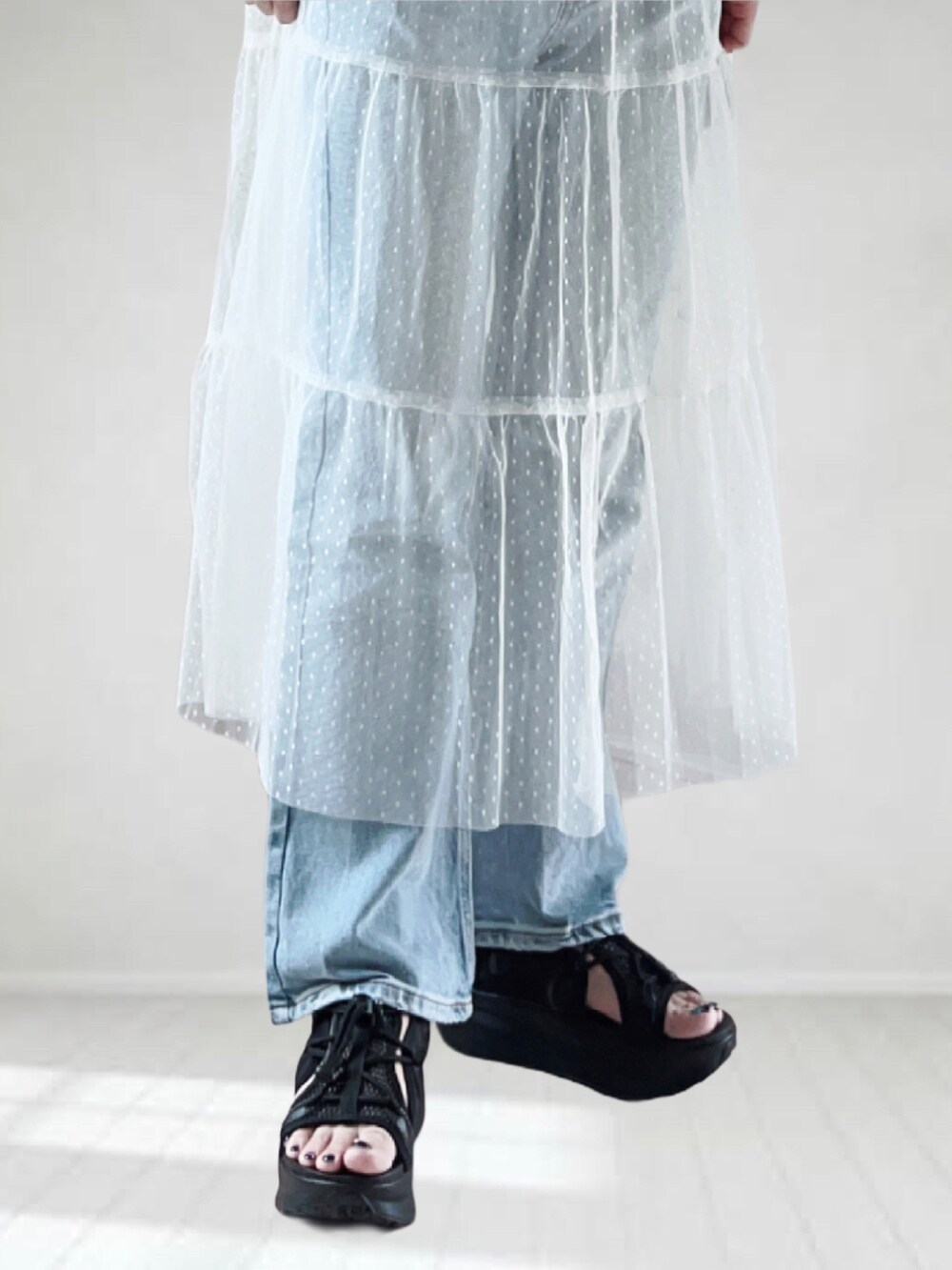 ブラック系のサンダル、グレー系のTシャツ/カットソー、ホワイト系のワンピース/ドレスを着用したレディースの夏コーディネートの4枚目の写真