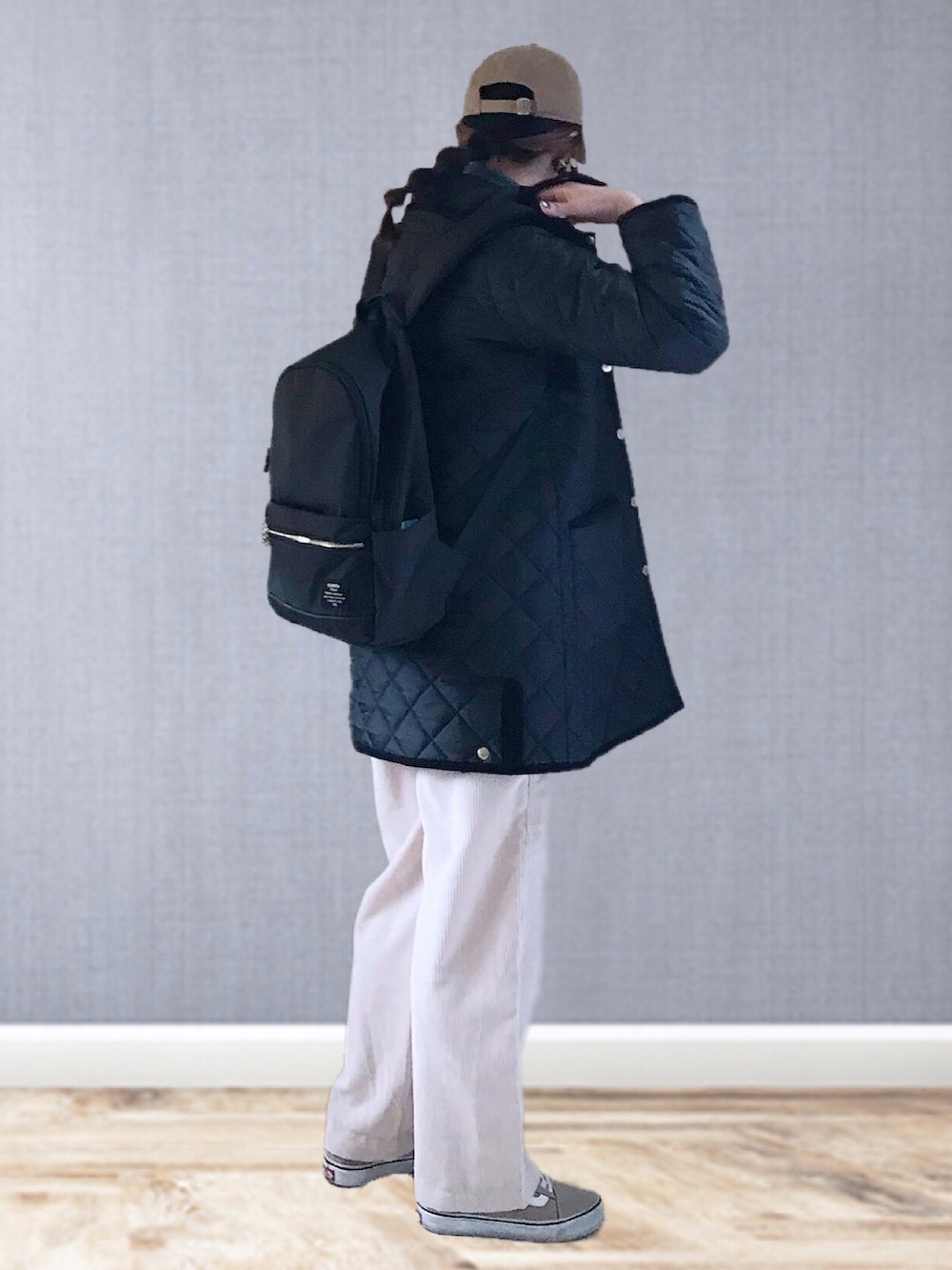 「Traditional Weatherwear、bianchi donna、キルティングコート、キルティングジャケット、オバオル倶楽部、楽チンコーデ、リュック、T2O、キャップ、chacocloset、タートルネック、スニーカーコーデ、メガネ女子、シンプルコーデ、コーデュロイパンツ」|「Traditional WeatherwearのARKLEY WITH DETACHABLE HOOD(ノーカラーコート、ブラック系)」を使った、UMiSatoさん(レディース・163cm)の冬コーディネートの2枚目の写真