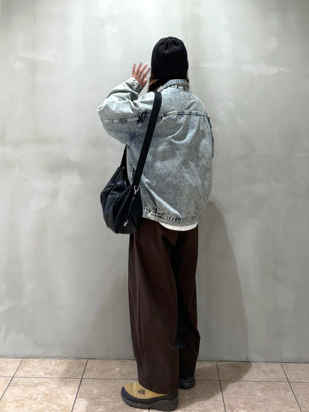 ブルー系のブルゾン、ブラウン系のその他パンツ、ブラック系のショルダーバッグを着用したレディースの冬コーディネートの2枚目の写真