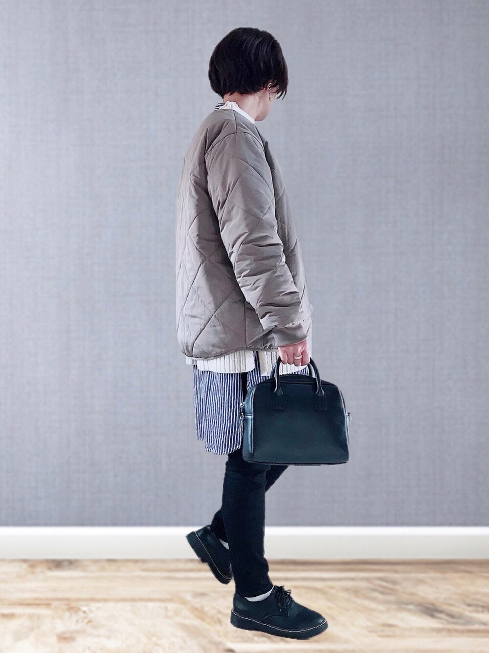 「ITEMS URBANRESEARCH、キルティングジャケット、休日スタイル、ケーブルニット、ニット、ビッグシルエット、ブラックデニム、スキニーパンツ、ストライプ、ボストンバッグ、メガネ女子、レイヤードスタイル、冬コーデ、私の推しブランド、あったかコーデ」|「ITEMS URBANRESEARCHの【一部WEB限定カラー/サイズ】中綿キルティングノーカラージャケット(その他アウター、ブラウン系)」を使った、UMiSatoさん(レディース・163cm)の冬コーディネートの2枚目の写真