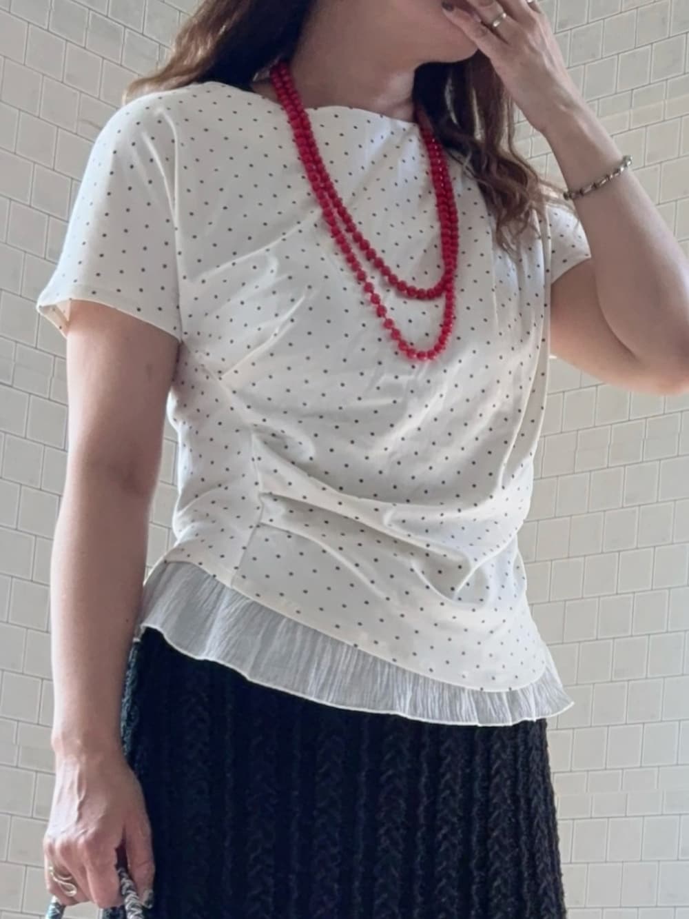 ホワイト系のTシャツ/カットソー、ブルー系のかごバッグ、ホワイト系のサンダルを着用したレディースの夏コーディネートの3枚目の写真