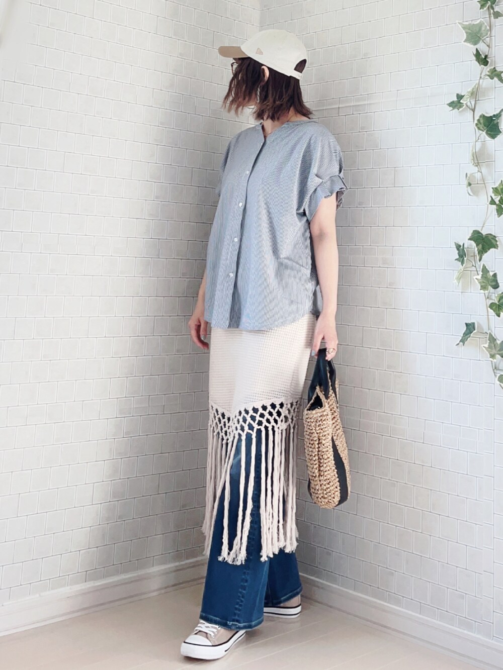 ブルー系のTシャツ/カットソー、ブラック系のショルダーバッグ、ベージュ系のスニーカーを着用したレディースの夏コーディネートの3枚目の写真