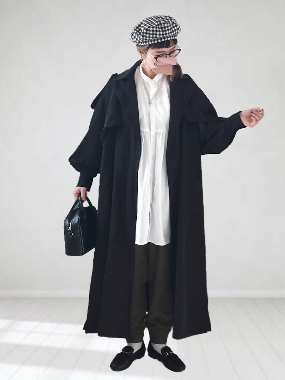 ブルー系のセットアップ、ブラック系のトレンチコート、グリーン系のその他パンツを着用したレディースの冬コーディネートの4枚目の写真