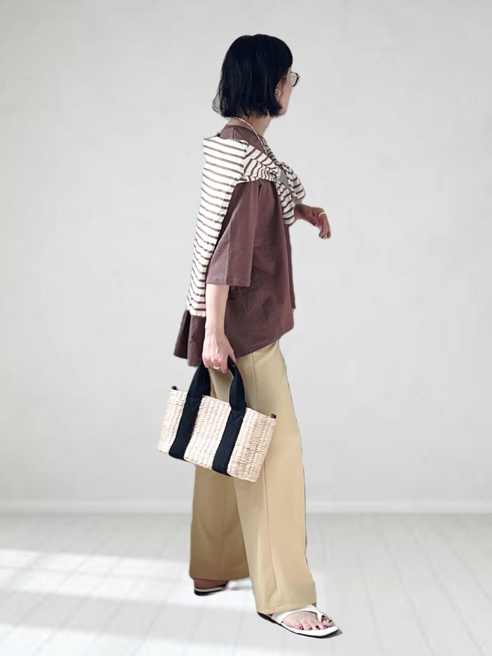 ブラウン系のTシャツ/カットソー、ブラウン系のTシャツ/カットソー、イエロー系のその他パンツを着用したレディースの夏コーディネートの2枚目の写真