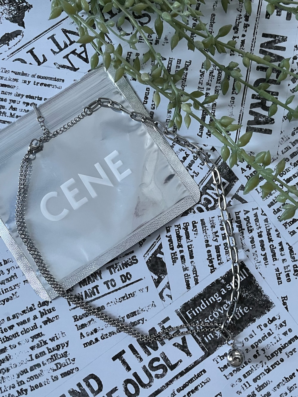 ブラック系のその他アウター、グリーン系のニット/セーター、ホワイト系のスウェットパンツを着用したレディースの冬コーディネートの4枚目の写真