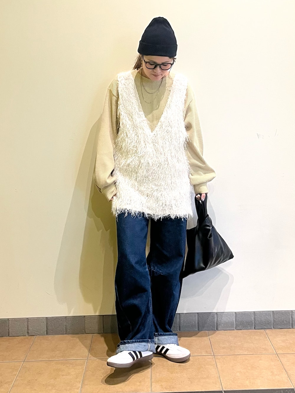 「最近のいい感じコーデ、春コーデ、プチプラ、お出かけコーデ、休日スタイル、レイヤードスタイル、ニット帽、メガネ女子、デニム、ベスト、春アウター、トレンチコート、スプリングコート、ステンカラーコート」|「recaの着回力抜群!ボリューム袖ワッフルプルオーバー(スウェット、グリーン系)」を使った、UMiSatoさん(骨格ウェーブ・レディース・163cm)の春コーディネートの2枚目の写真
