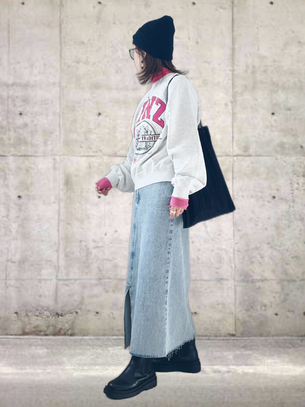 「春コーデ、春色、スウエット、レイヤードスタイル、デニム、似合うラボに行こう、今日のコスメと服、ブーツ、メガネ女子、プチプラ、休日スタイル、お出かけコーデ、デートコーデ、ロゴスウェット、トートバッグ」|「LEPSIMのBIGロゴスエット 104937(スウェット、グレー系)」を使った、UMiSatoさん(レディース・163cm)の冬コーディネートの3枚目の写真