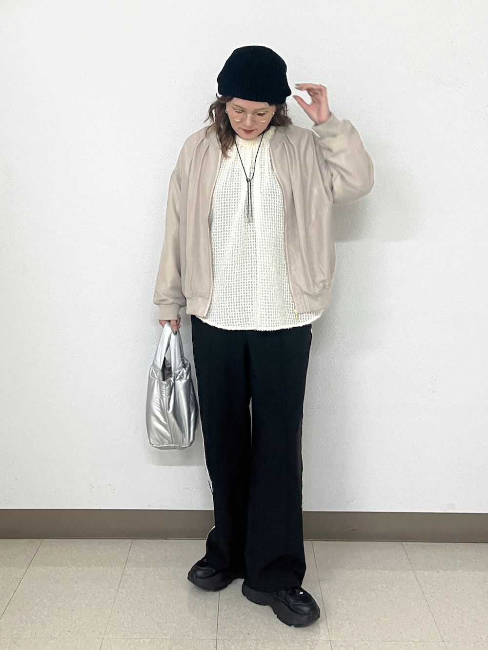 「春めき満開コーデ、春コーデ、春アウター、スポーツミックス、スニーカー、厚底シューズ、ニット帽、メガネ女子、モノトーン、シアートップス、お出かけコーデ、休日スタイル」｜「ikkaの【雑誌InRed5月号掲載】シアーリブブルゾン【親子おそろい】（ブルゾン、ベージュ系）」を使った、UMiSatoさん（骨格ウェーブ・レディース・163cm）の春コーディネートの3枚目の写真