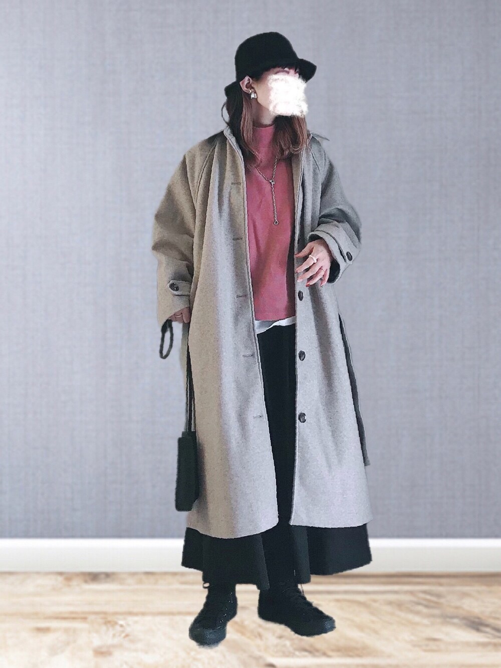 ベージュ系のステンカラーコート、ピンク系のスウェット、ホワイト系のTシャツ/カットソーを着用したレディースの冬コーディネートの2枚目の写真
