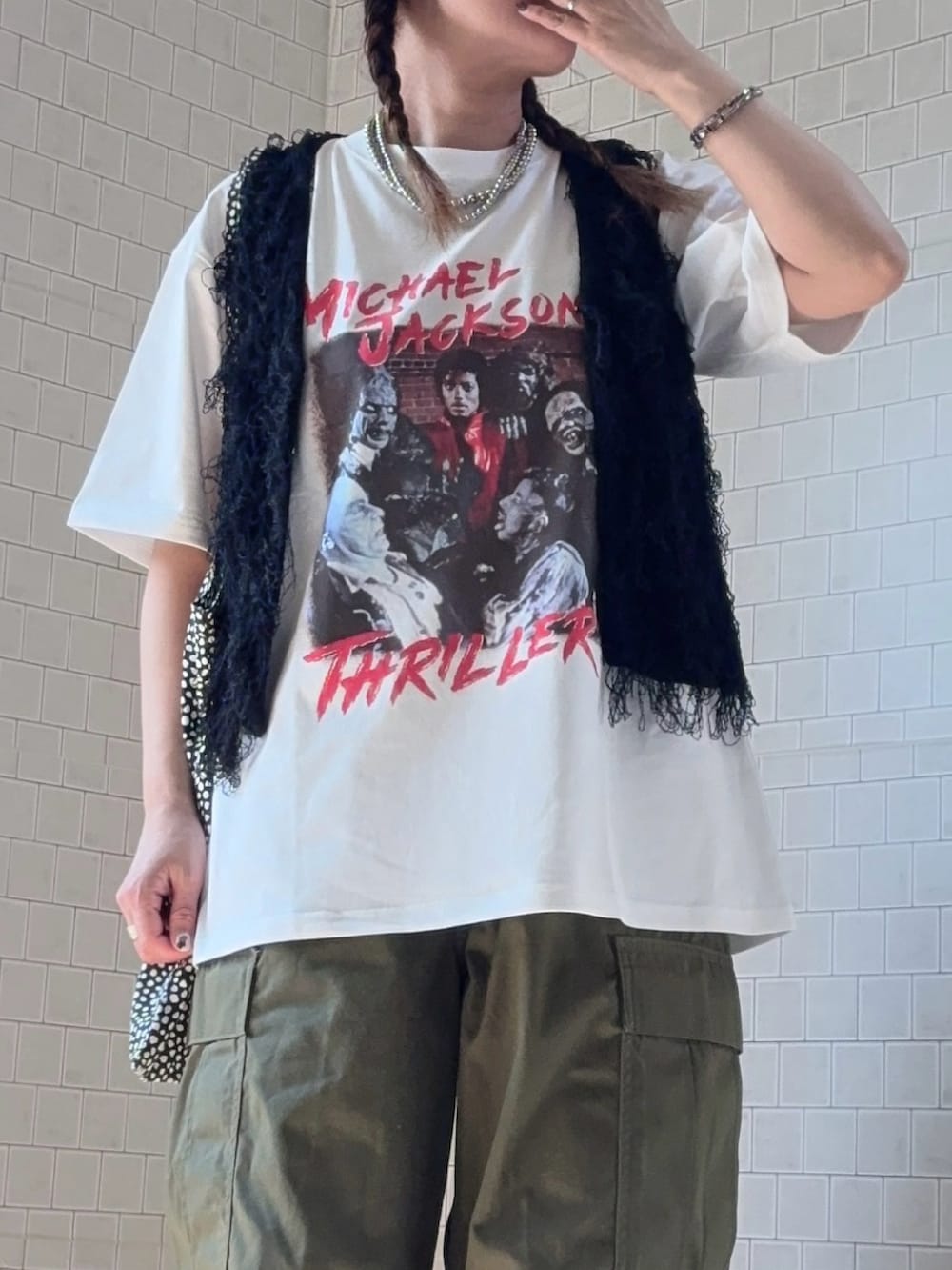 ホワイト系のTシャツ/カットソー、ホワイト系のスニーカー、ブラック系のベストを着用したレディースの夏コーディネートの2枚目の写真