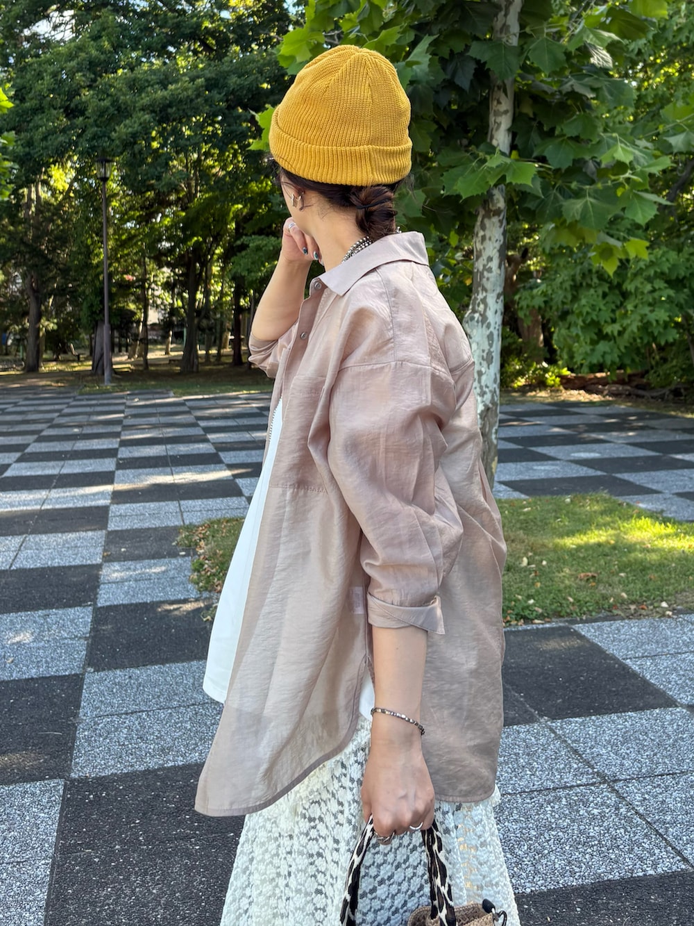 ベージュ系のシャツ/ブラウス、ホワイト系のスカート、ブラック系のその他パンツを着用したレディースの夏コーディネートの4枚目の写真