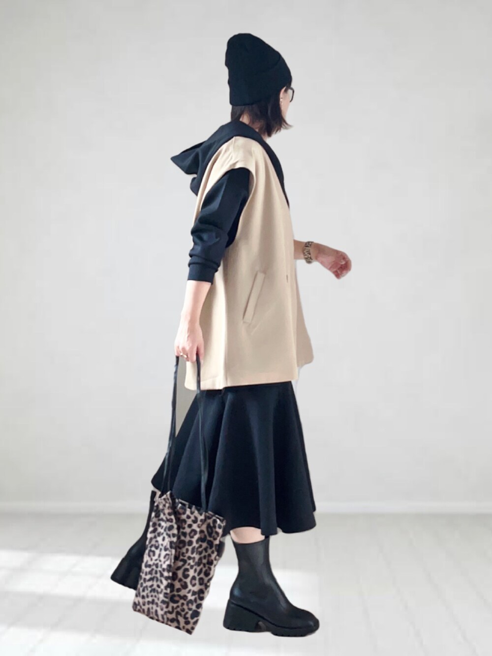 「COTORICA.、パーカー、ワンピース、モノトーン、ジレ、ベスト、ブーツ、ニット帽、メガネ女子、レオパード、レイヤードスタイル、休日スタイル、大人カジュアル」｜「COTORICAのマーメイドワンピース（ワンピース、ブラック系）」を使った、UMiSatoさん（レディース・163cm）の秋コーディネートの2枚目の写真