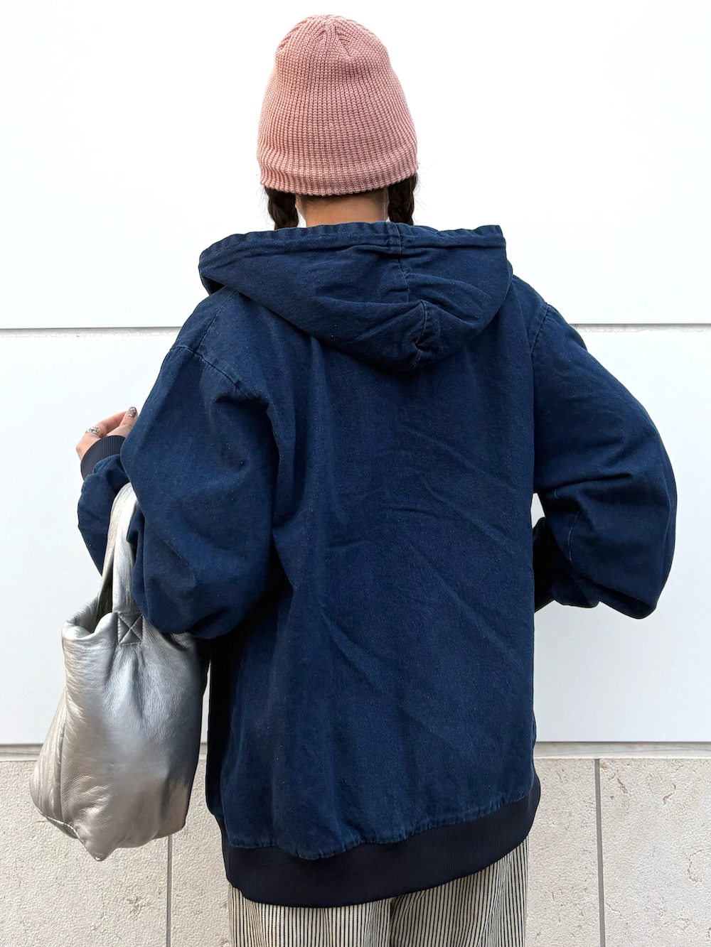 ブルー系のパーカー、ブラック系のTシャツ/カットソー、ブラウン系のスニーカーを着用したレディースの春コーディネートの4枚目の写真