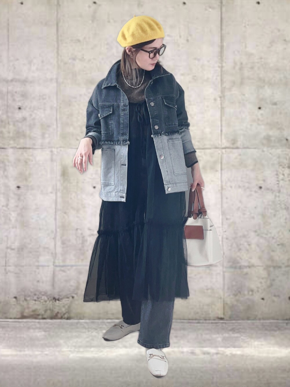 ブラック系のデニムジャケット、ブラック系のデニムパンツ、その他のニット/セーターを着用したレディースの春コーディネートの4枚目の写真