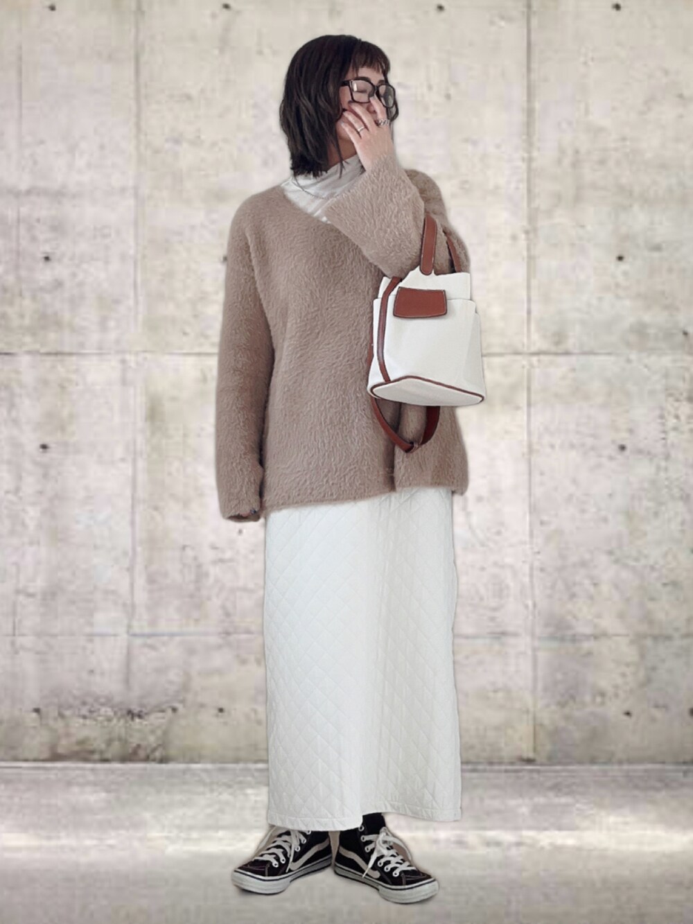 ブラウン系のニット/セーター、ホワイト系のTシャツ/カットソー、ホワイト系のスカートを着用したレディースの春コーディネートの4枚目の写真