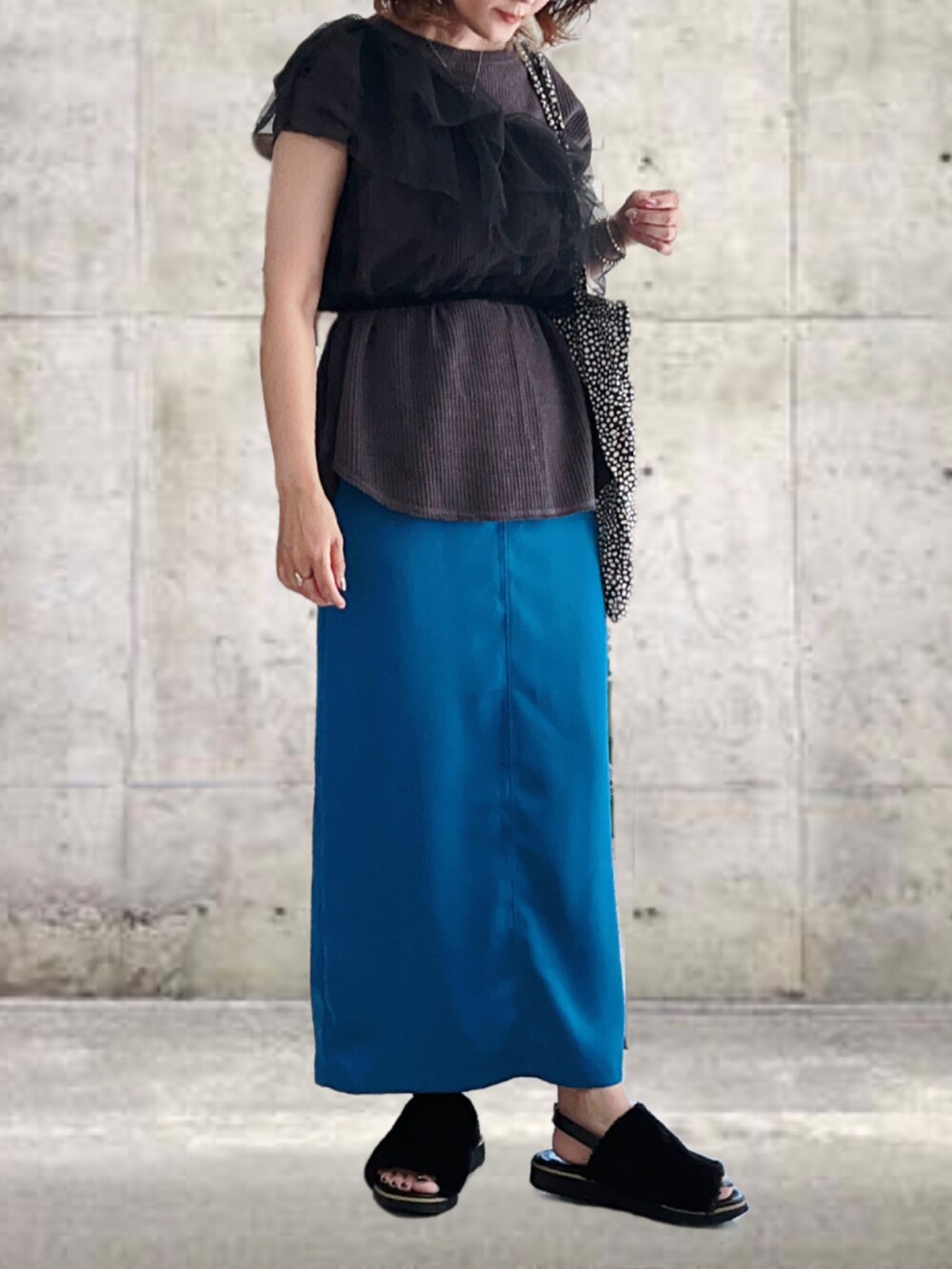 ブラック系のその他トップス、グレー系のTシャツ/カットソー、ブルー系のスカートを着用したレディースの夏コーディネートの2枚目の写真