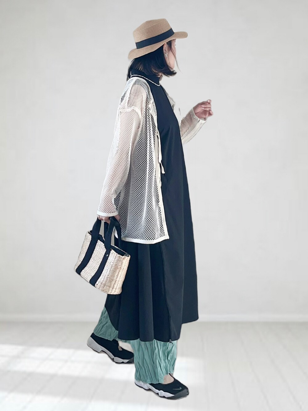 「SENSE OF PLACE by URBAN RESEAR、ロングワンピース、レイヤードスタイル、メッシュ、カンカン帽、プリーツパンツ、ワンピーススタイル、春夏コーデ、かごバッグ、シンプルコーデ、カラーパンツ、プチプラ、エアリフト」|「SENSE OF PLACE by URBAN RESEARCHのUiscel ドライテントラインノースリーブワンピース(ワンピース、ブラック系)」を使った、UMiSatoさん(レディース・163cm)の春コーディネートの3枚目の写真