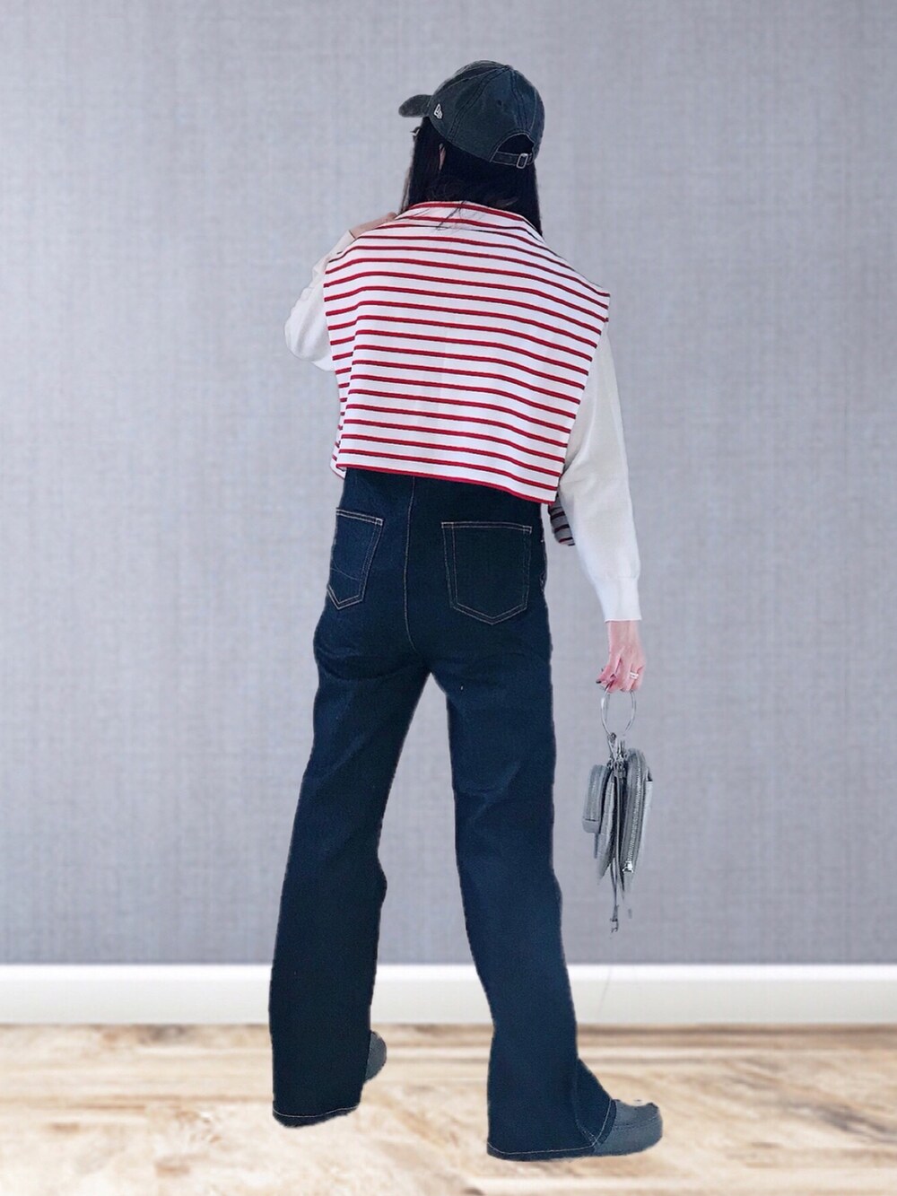 ブルー系のサロペット/オーバーオール、ホワイト系のニット/セーター、ホワイト系のTシャツ/カットソーを着用したレディースの冬コーディネートの3枚目の写真