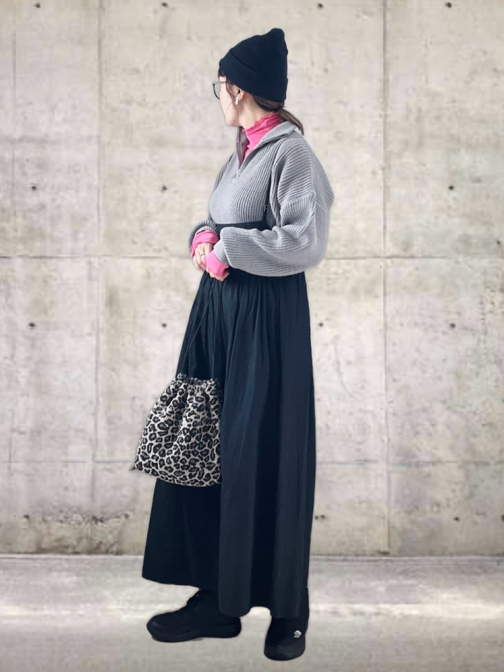 グレー系のニット/セーター、ピンク系のTシャツ/カットソー、ブラック系のワンピース/ドレスを着用したレディースの冬コーディネートの4枚目の写真