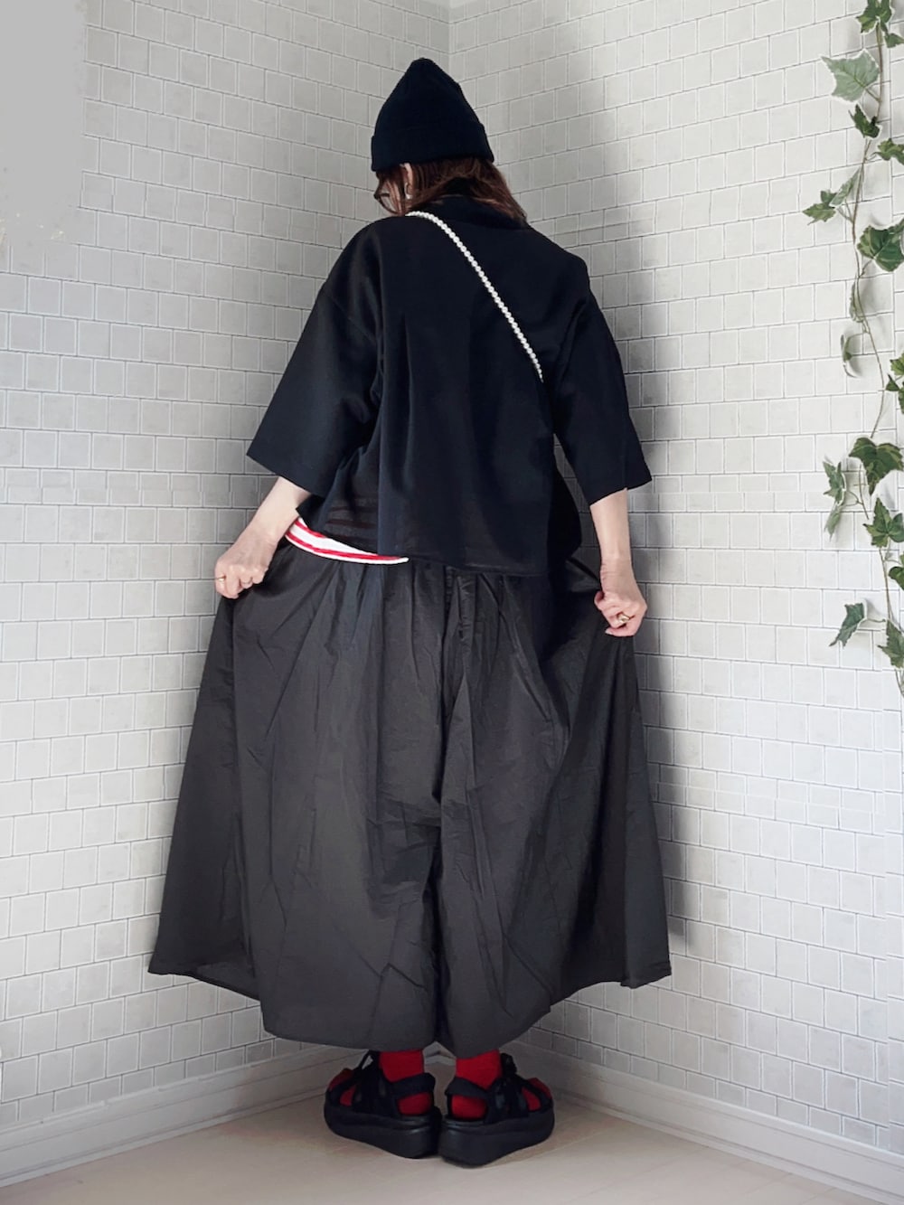 グレー系のその他パンツ、ブラック系のシャツ/ブラウス、レッド系のTシャツ/カットソーを着用したレディースの春コーディネートの3枚目の写真