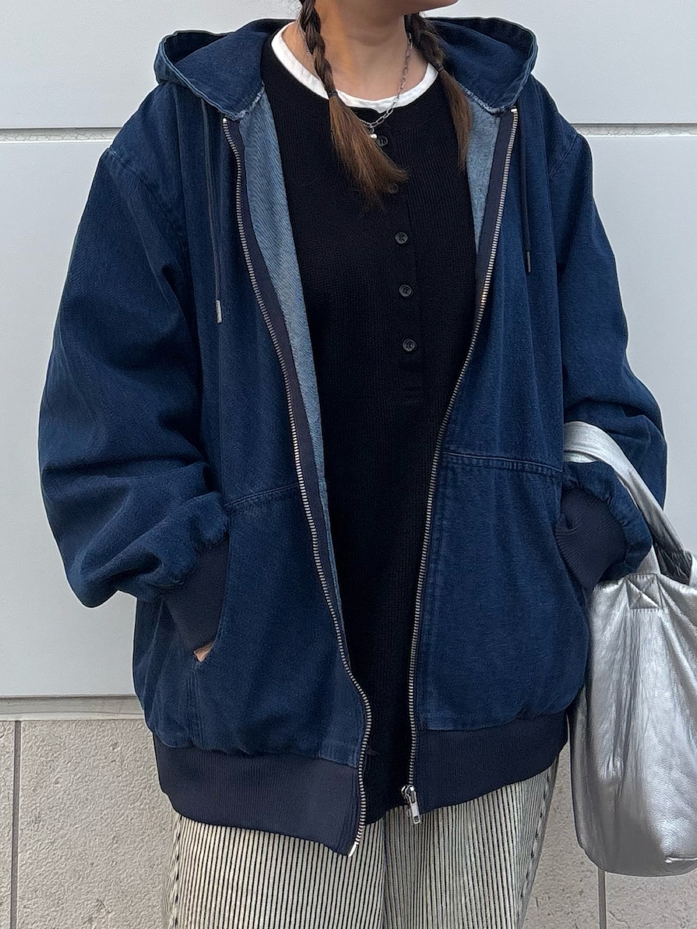 ブルー系のパーカー、ブラック系のTシャツ/カットソー、ブラウン系のスニーカーを着用したレディースの春コーディネートの3枚目の写真