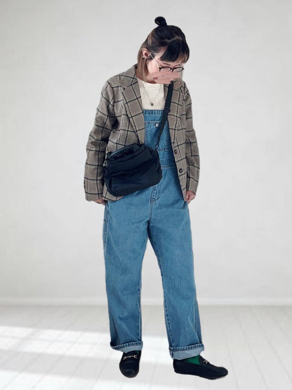 ブルー系のサロペット/オーバーオール、ベージュ系のテーラードジャケット、ホワイト系のTシャツ/カットソーを着用したレディースの春コーディネートの2枚目の写真
