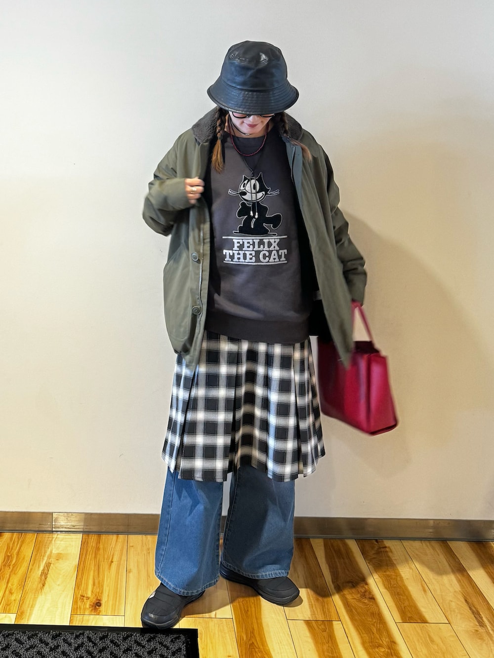 グリーン系のミリタリージャケット、グレー系のスウェット、グレー系のスカートを着用したレディースの冬コーディネートの2枚目の写真